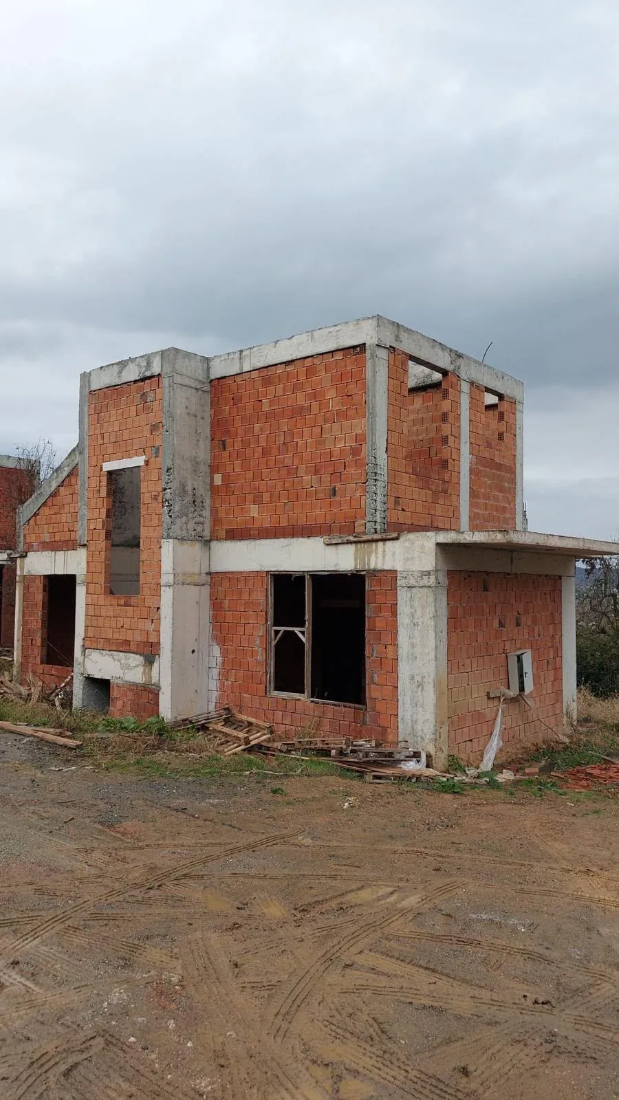 Betonarme ve tuğla imalatı görülen iki katlı konut inşaatı