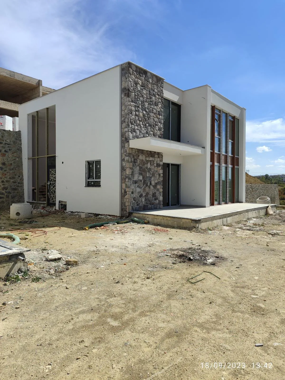 Taş kaplama detaylı modern iki katlı konut yapısı