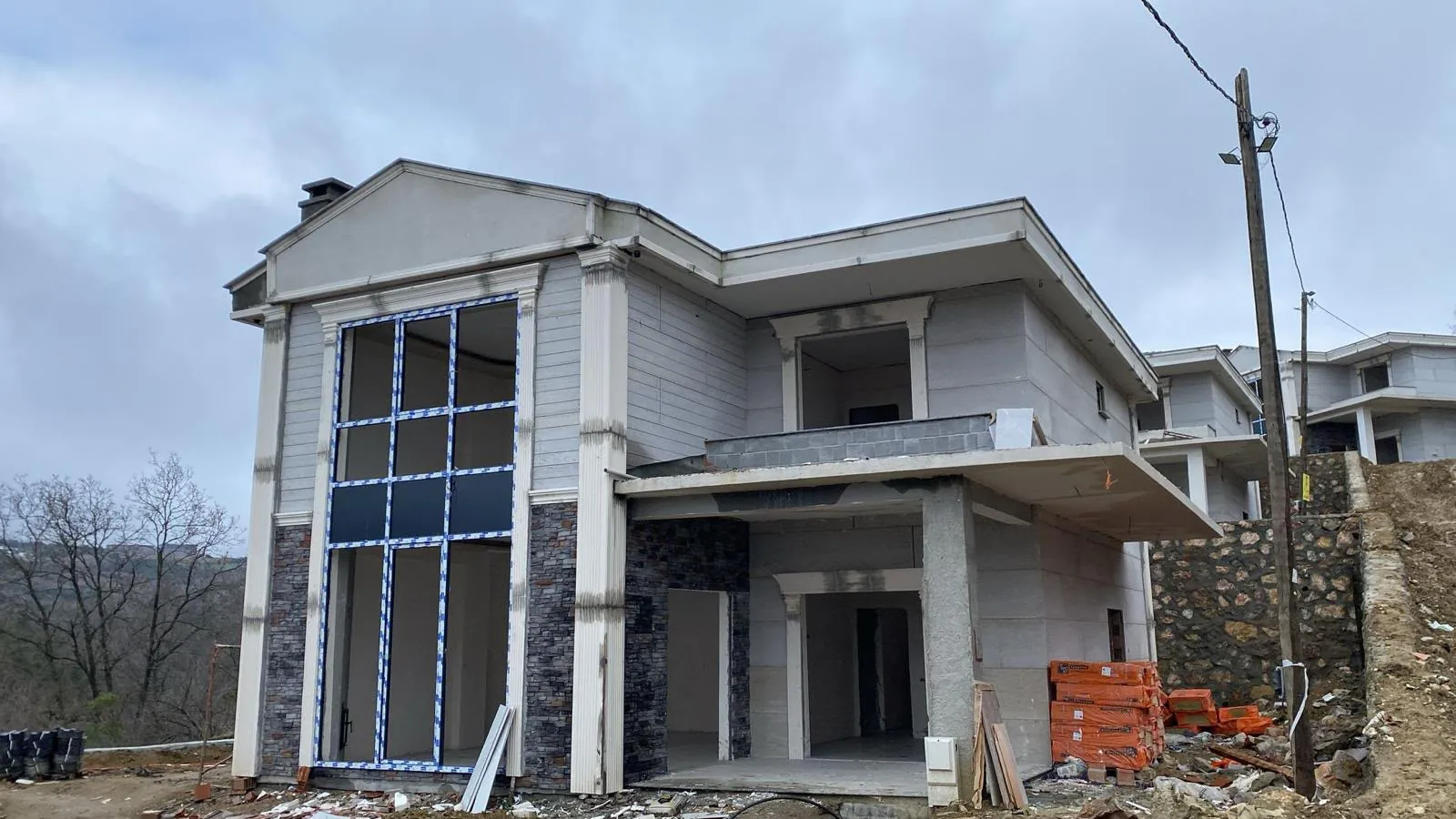 Cam detaylı modern konut yapısı